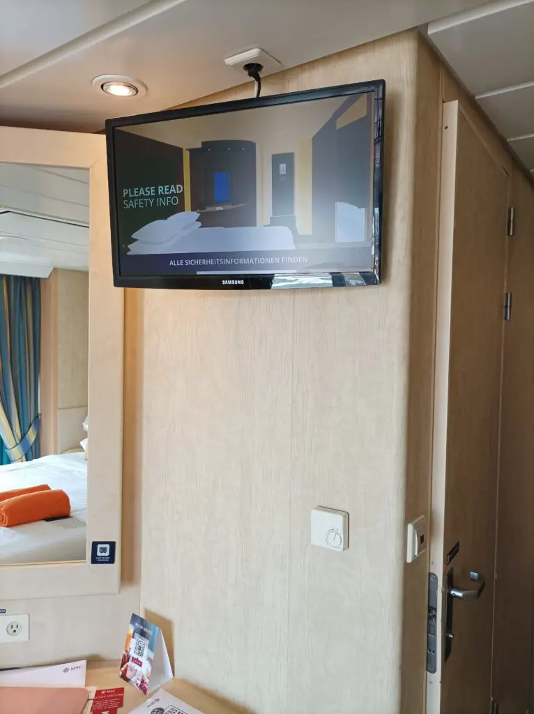 TV in der Kabine auf dem Kreuzfahrtschiff MSC Armonia