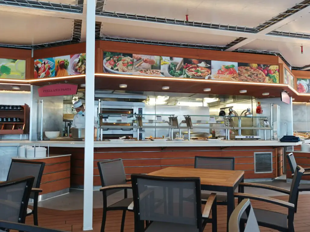Take Away Station mit Pizza und Pasta auf der MSC Armonia