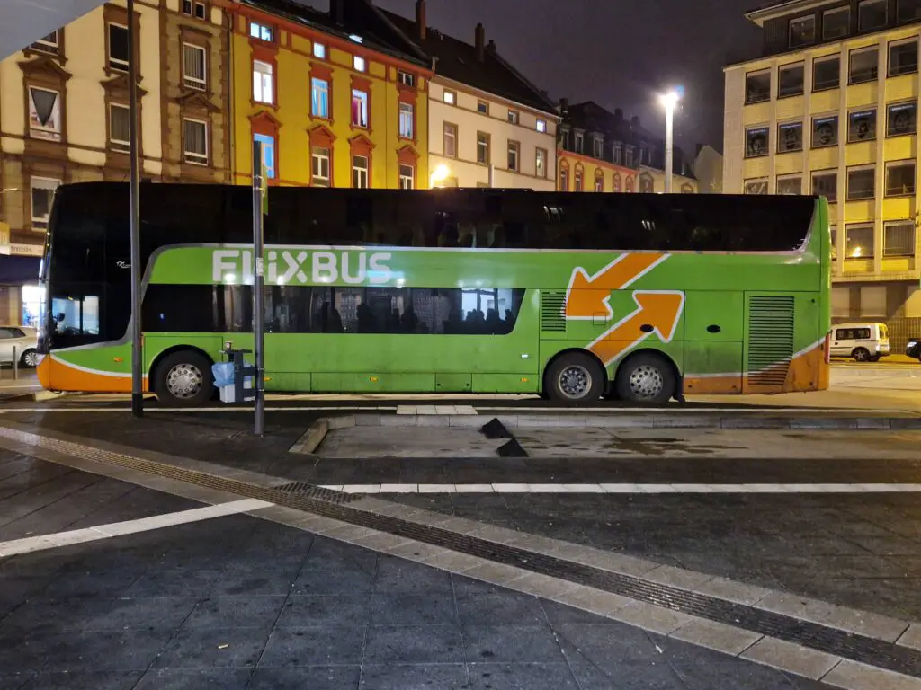 Ein Flixbus am ZOB in Frankfurt am Main