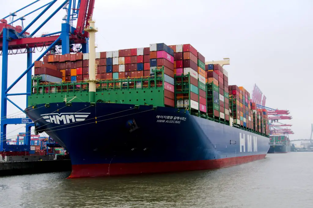 Ein Containerschiff im Hafen von Hamburg