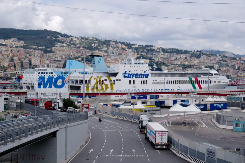 Blick auf den Fährhafen Traghetti Genova in Genua