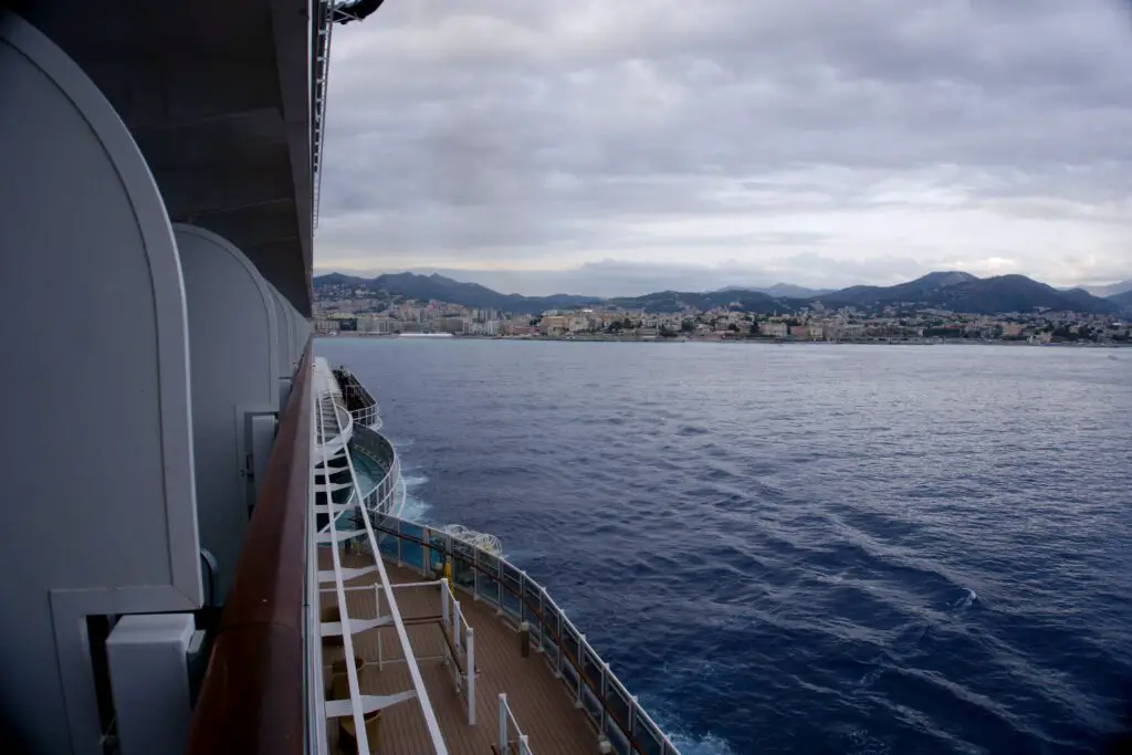 Blick von der Balkonkabine der MSC Seaside bei Ausfahrt aus dem Hafen Genua