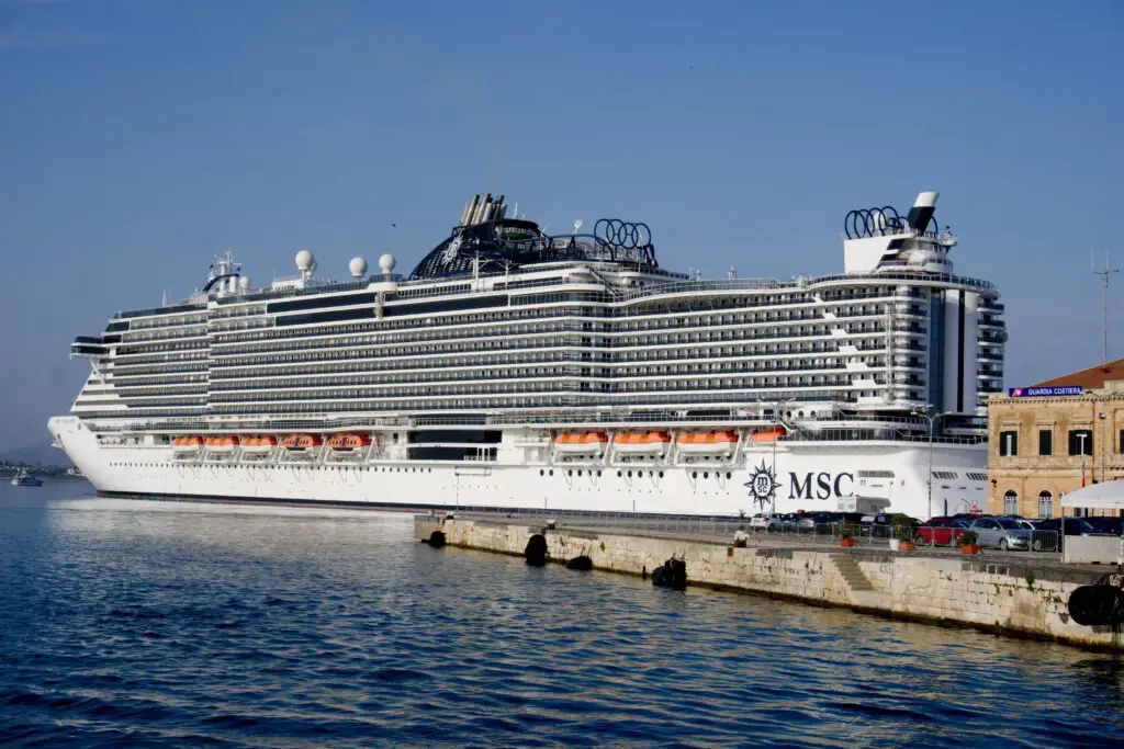 Blick auf die MSC Seaside im Hafen von Syrakus in Italien