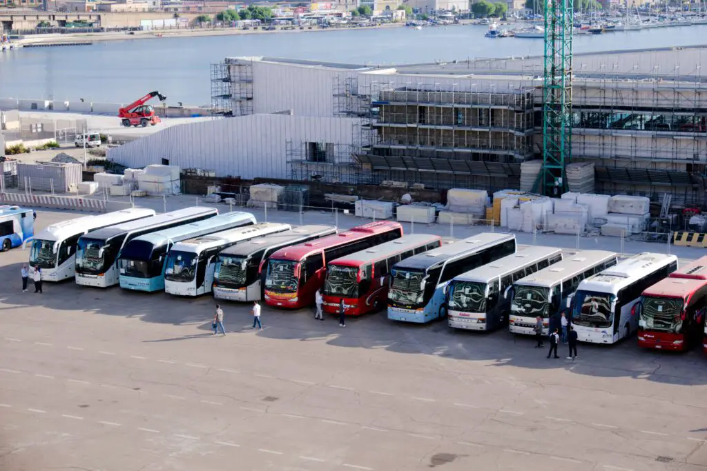 Eine große Anzahl an Reisebussen warten im Hafen von Tarent auf die Gäste für organisierte Landausflüge