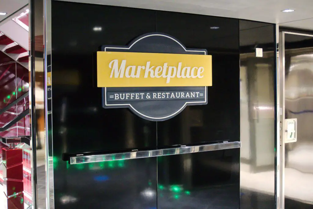 Eingang zum Marketplace Buffet Restaurant an Bord der MSC Seaside