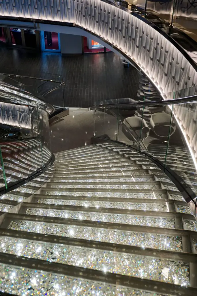 Swarovski Treppe im Atrium auf der MSC Seaside