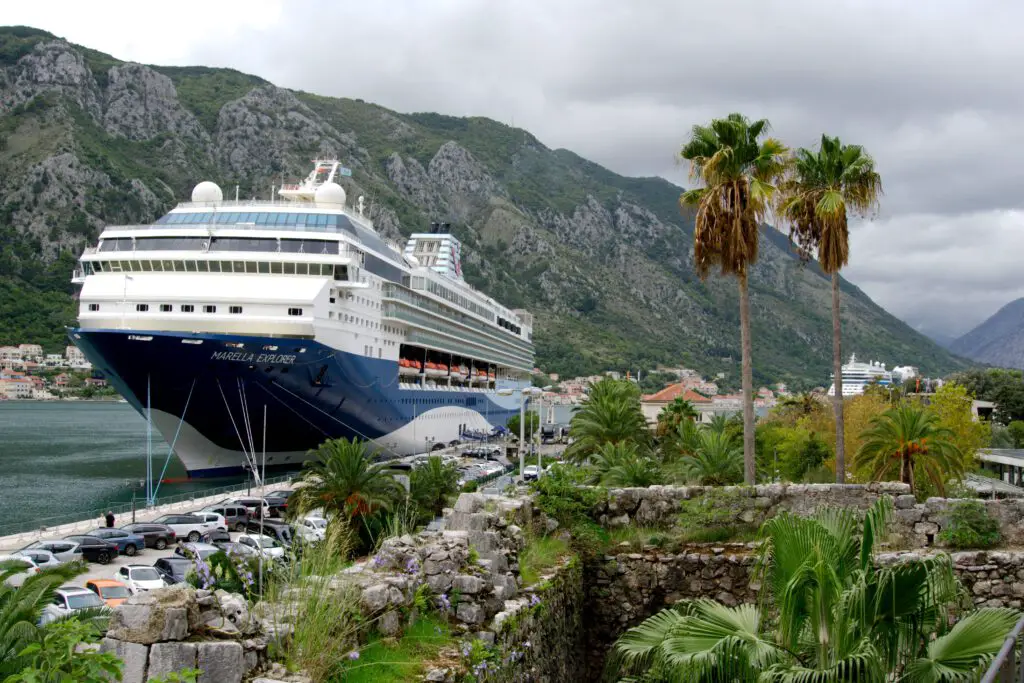 Das Kreuzfahrtschiff Marella Explorer im Hafen von Kotor in Montenegro