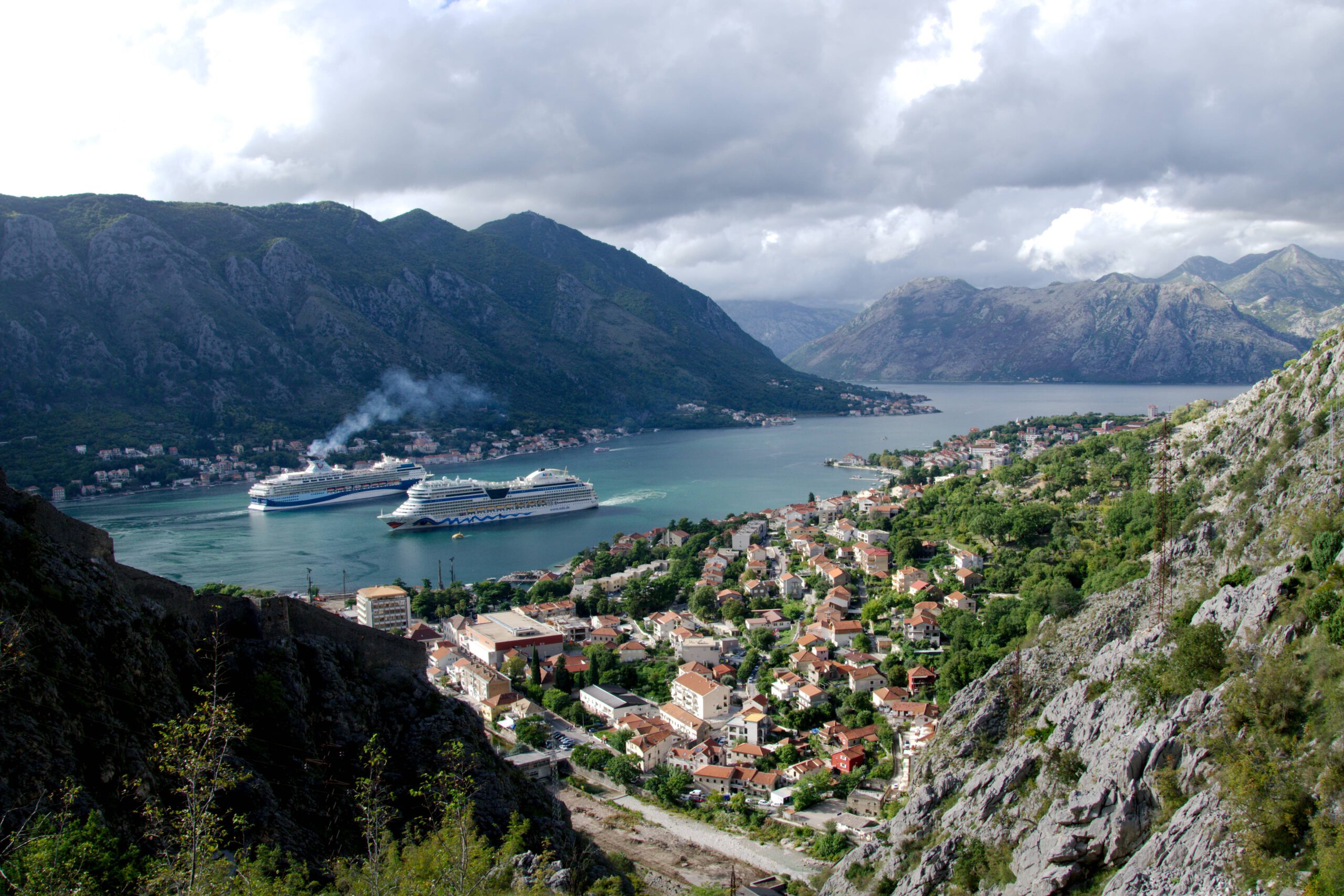 Blick auf die Bucht von Kotor mit zwei Kreuzfahrtschiffen