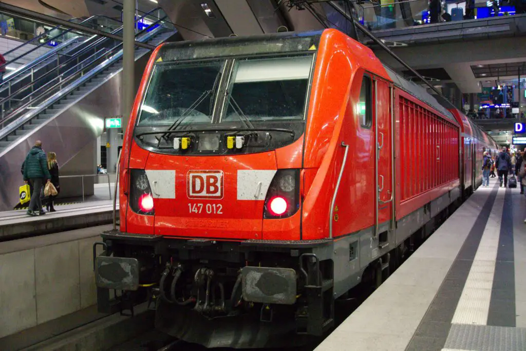 Ein Zug der DB am Berliner HBF