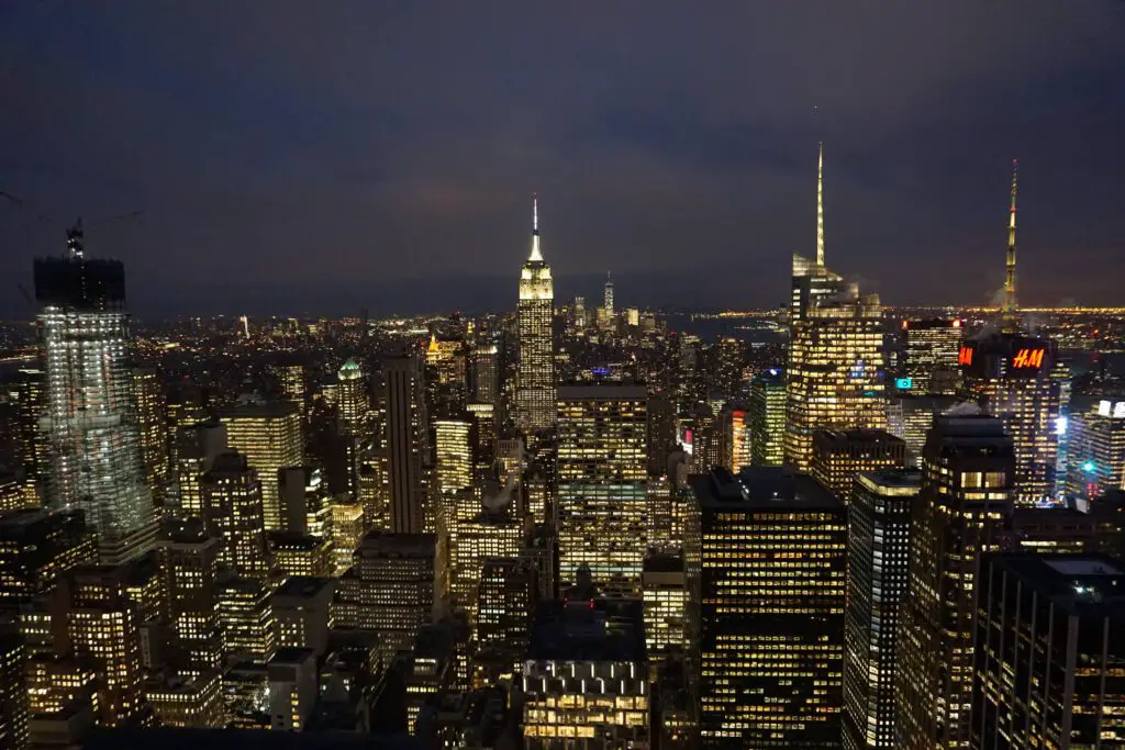 Skyline von New York bei Nacht