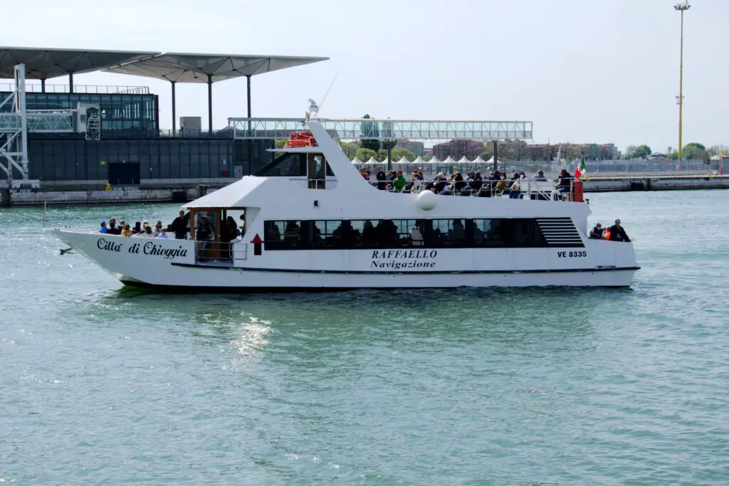 Passagierschiff zum Transport der Gäste vom Kreuzfahrt Terminal in Venedig zum Kreuzfahrtschiff in den Industriehafen Marghera