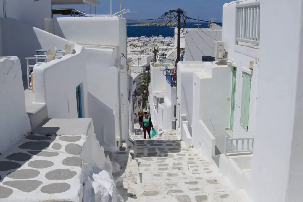 Eine Gasse mit weißen Häusern auf Mykonos