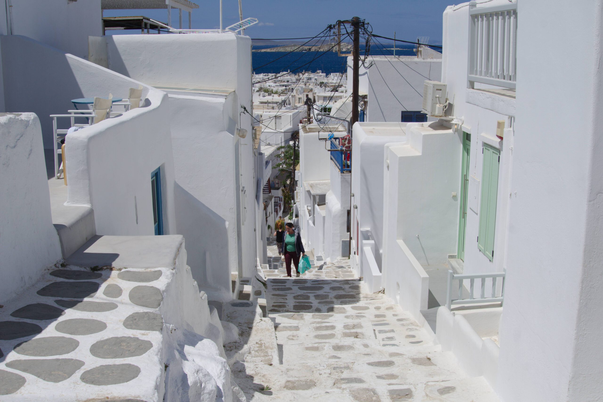 Gassen mit weißen Häuser auf der griechischen Insel Mykonos