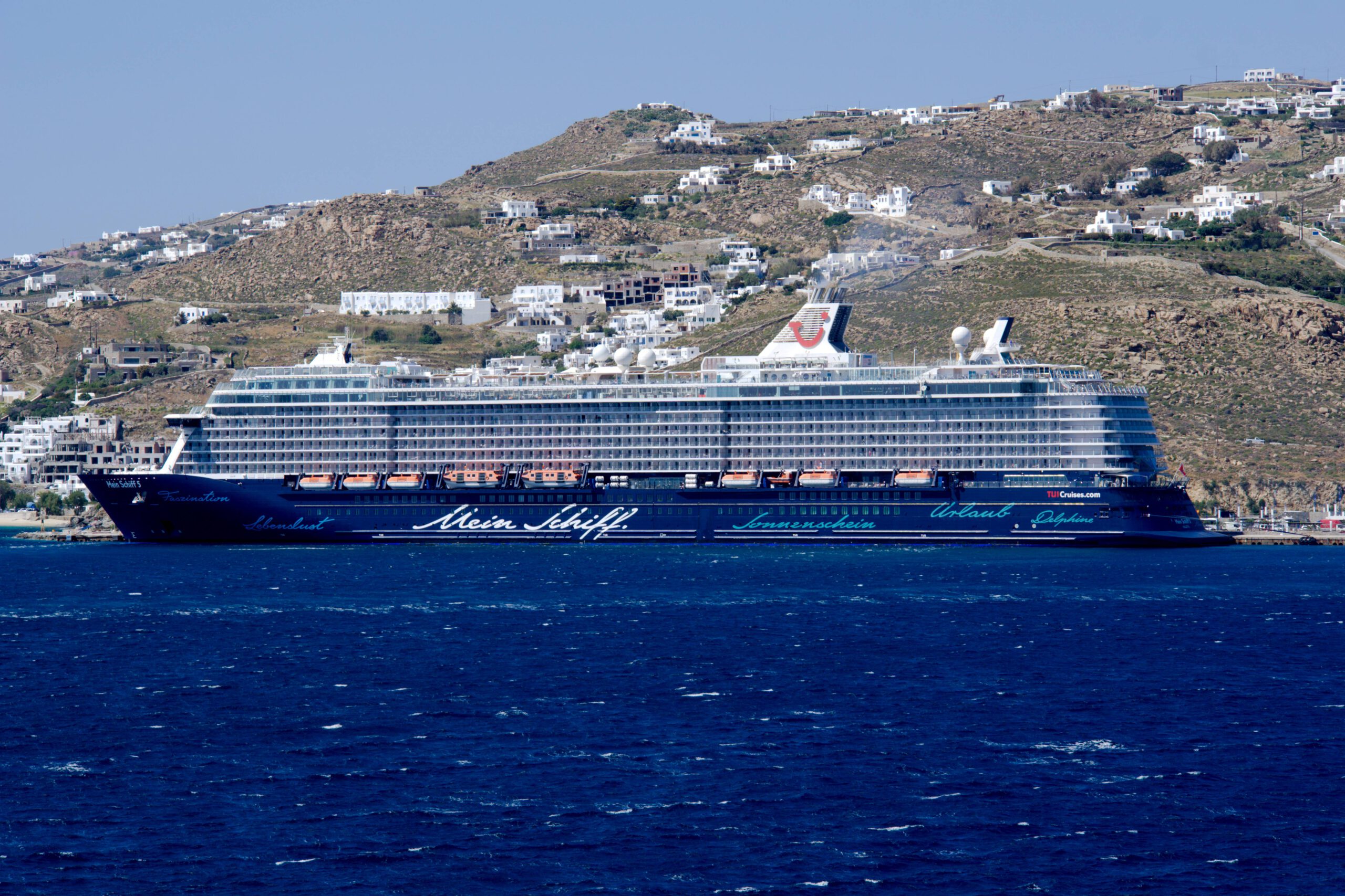 Kreuzfahrtschiff von Mein Schiff in Mykonos