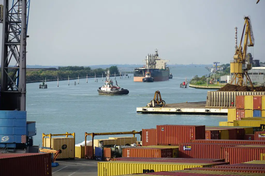 Ein Schiff verlässt den Industriehafen Marghera in Venedig