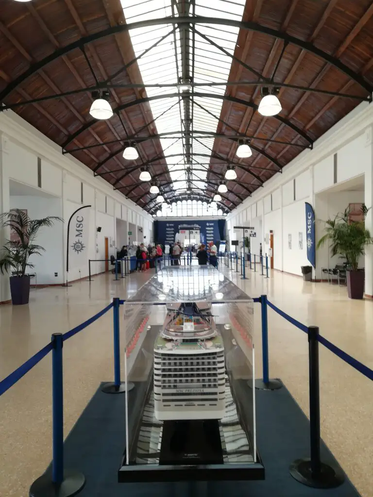 Im Inneren des MSC Terminal in Genua