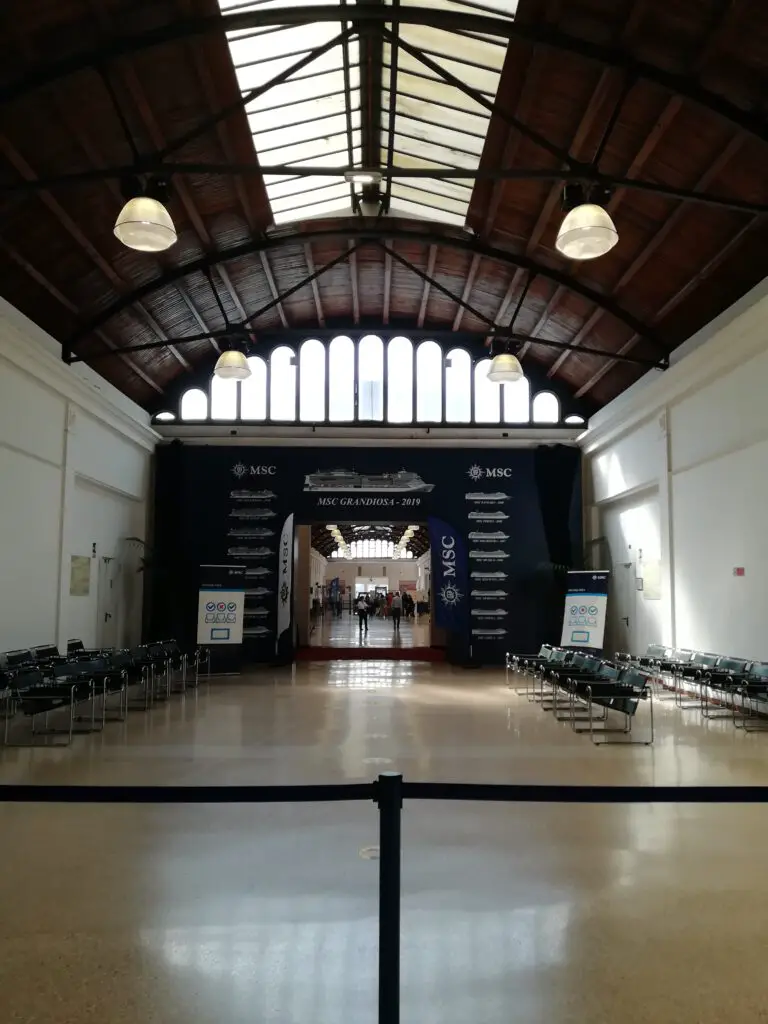 Im Inneren des MSC Terminal in Genua