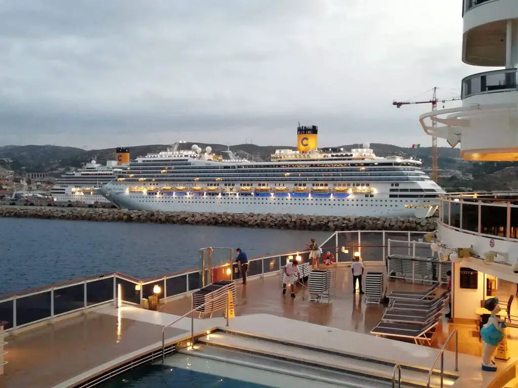 Kreuzfahrtschiffe der Costa Cruises bei der Einfahrt in den Hafen von Marseille mit der MSC Seaside