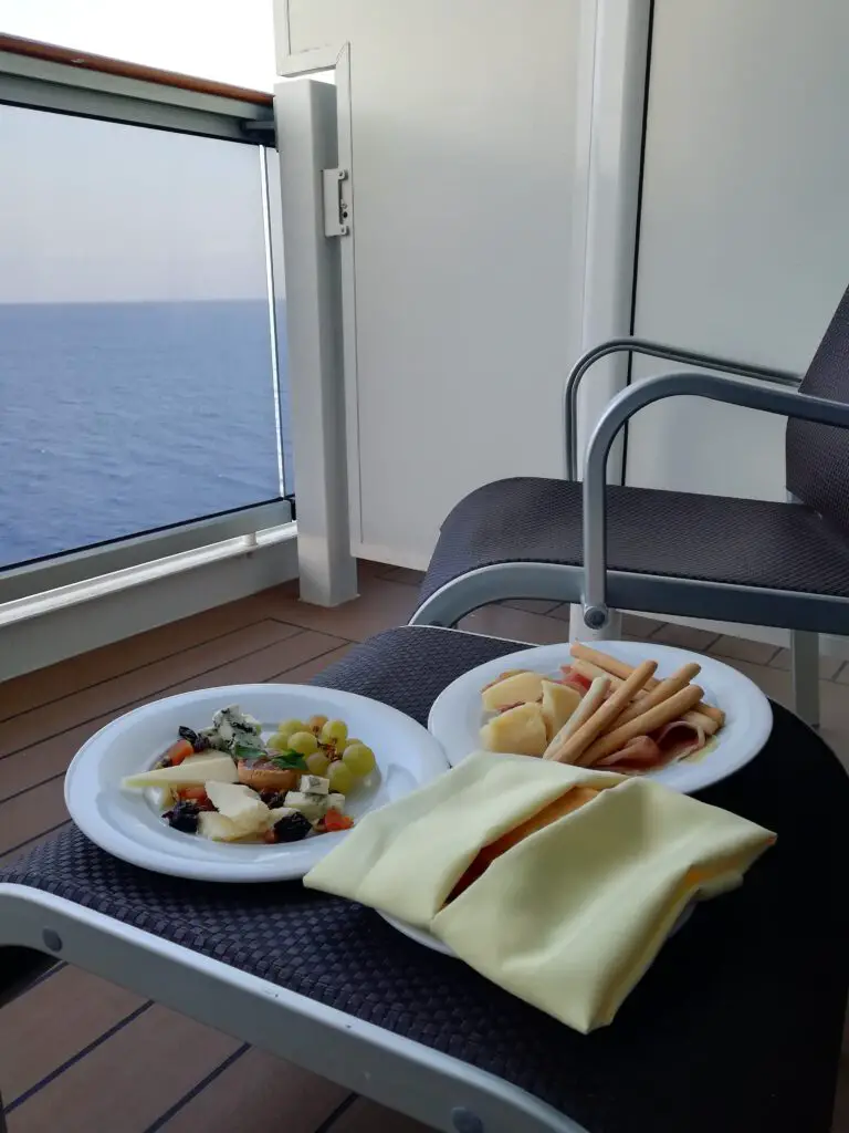 Frühstück auf dem eigenen Balkon auf dem Kreuzfahrtschiff MSC Seaside