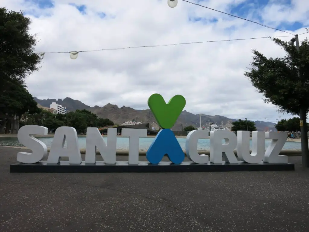 Schriftzug Santa Cruz in Santa Cruz de Tenerife auf der Kanarischen Insel Teneriffa