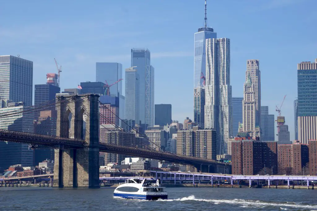 Brooklyn Bridge vom East River in New York City