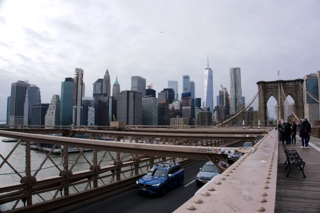 Auf der Brooklyn Bridge in New York City mit Aussicht auf die Skyline