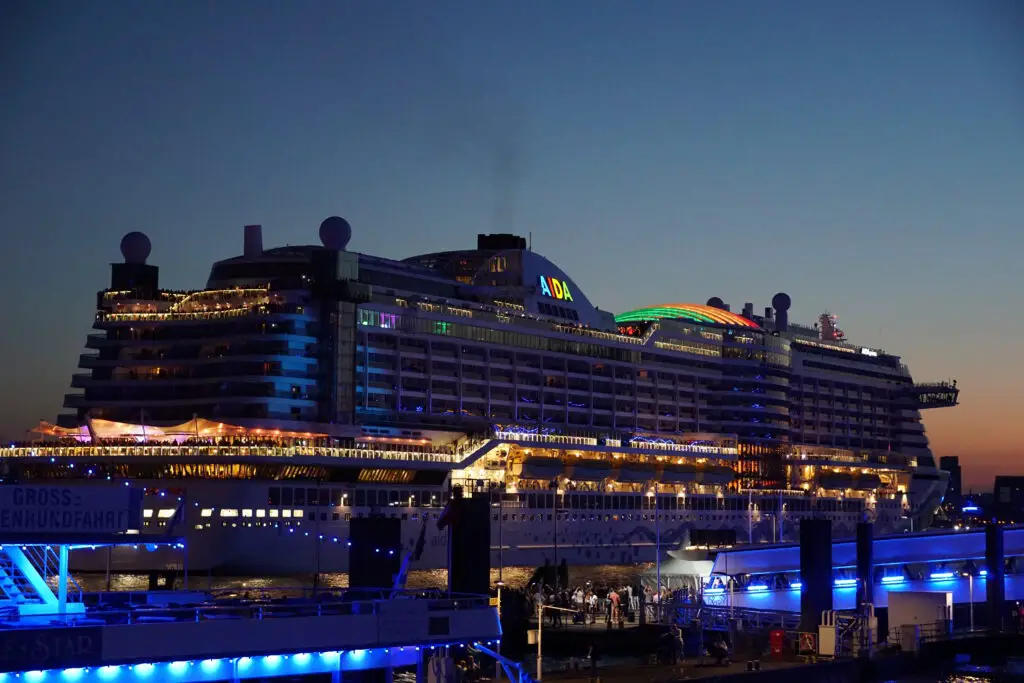 AIDAprime bei Nacht auf den Hamburg Cruise Days 2022