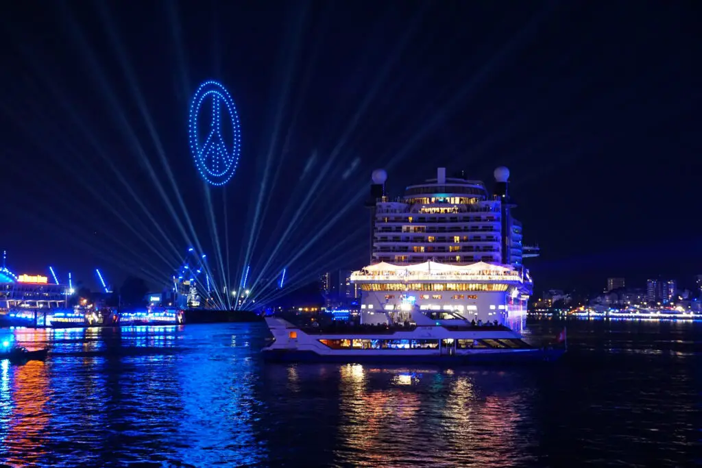 AIDAprime bei Nacht auf den Hamburg Cruise Days 2022 mit Drohnen Show