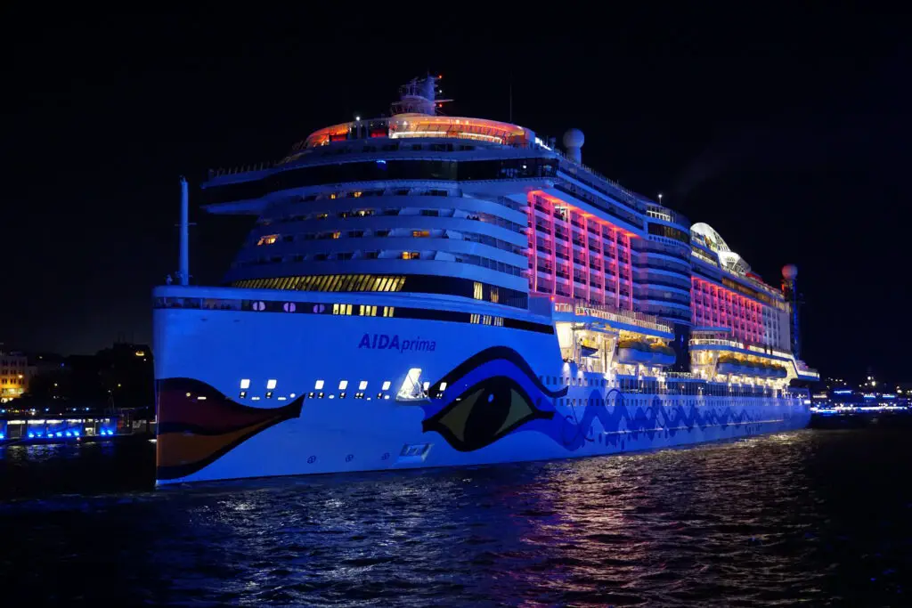 AIDAprime bei Nacht auf den Hamburg Cruise Days 2022