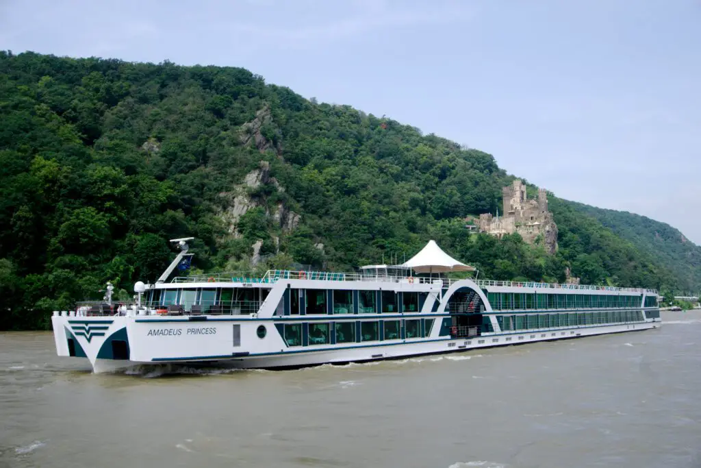 Das Flusskreuzfahrtschiff AMADEUS PRINCESS im Rheintal bei Rüdesheim auf dem Rhein