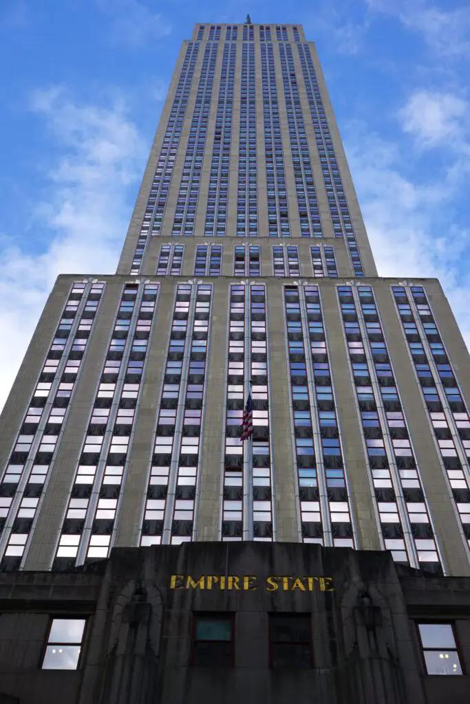 Das Empire State Building von außen in New York City