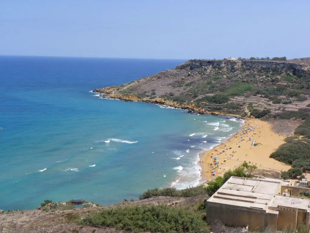 Der Strand Ramla Bay auf der zu Malta gehörenden Insel Gozo