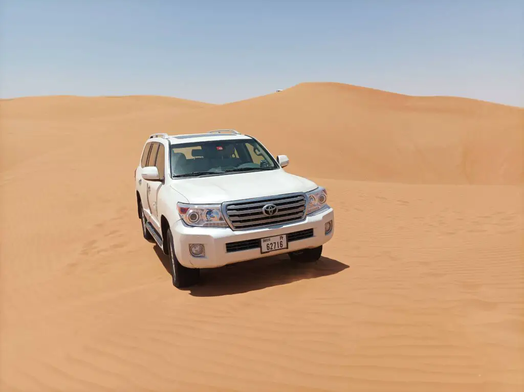 Jeep in der Wüste von Dubai bei einer Wüstensafari