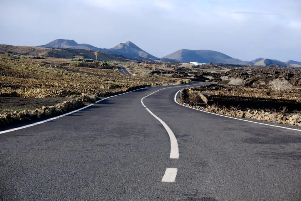 Straße im Timanfaya Nationalpark auf der Kanarischen Insel Lanzarote