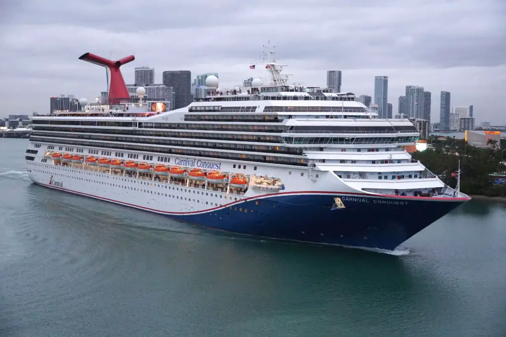 Das Kreuzfahrtschiff Carnival Conquest im Hafen von Miami