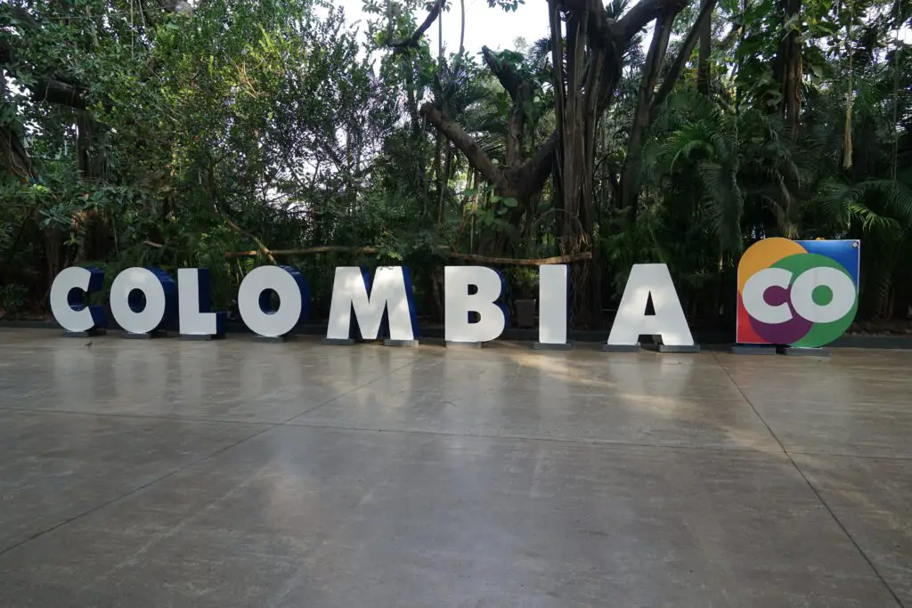 Colombia Schriftzug im Hafen von Cartagena de Indias in Kolumbien