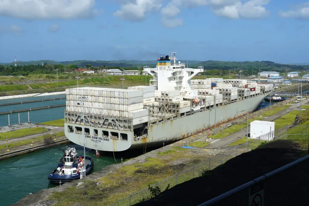 Container Schiff im Panamakanal