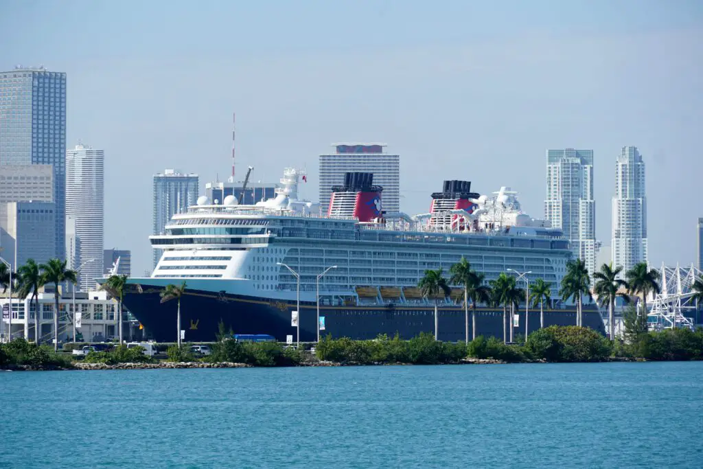 Das Kreuzfahrtschiff Disney Dream im Hafen von Miami
