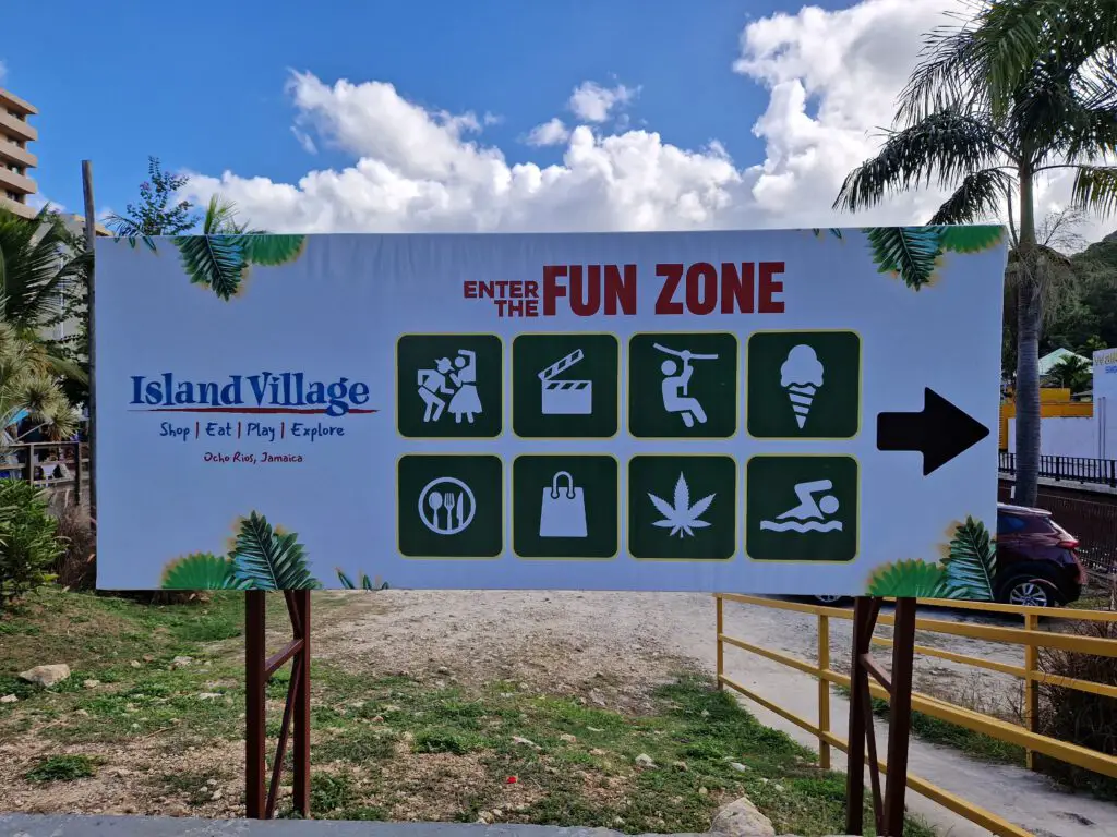 Eingangsschild zu Island Village in Ocho Rios auf Jamaika