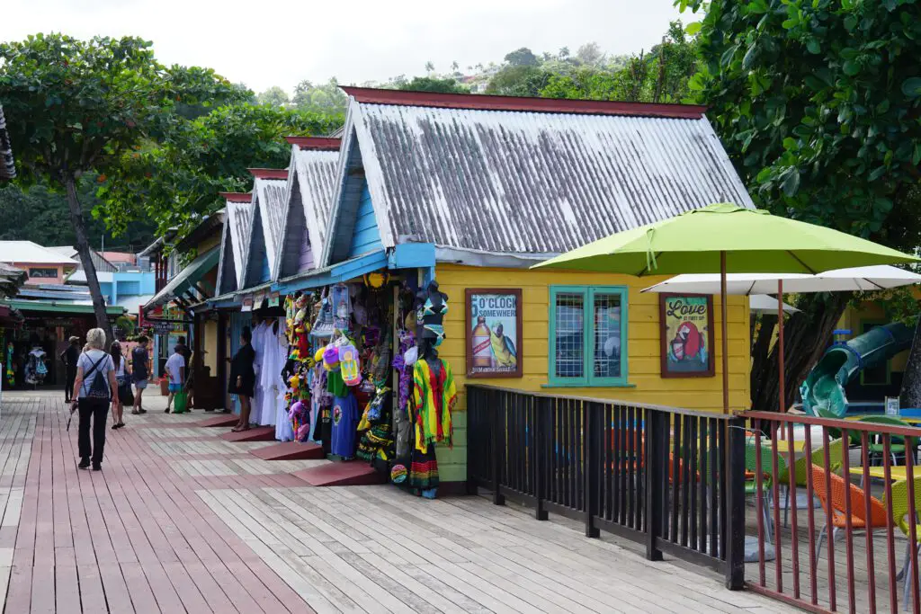 Geschäfte in Island Village in Ocho Rios auf Jamaika
