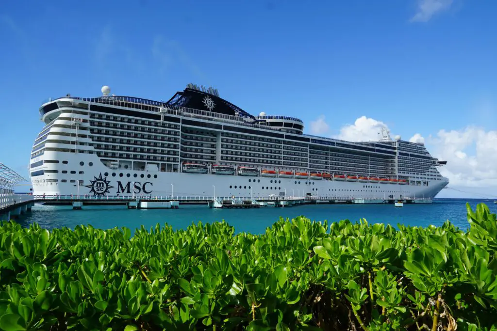 Das Kreuzfahrtschiff MSC Divina im Hafen von Ocho Rios auf Jamaika