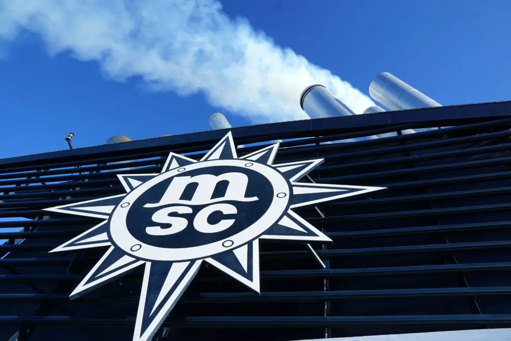 MSC Logo auf dem Kreuzfahrtschiff MSC Divina