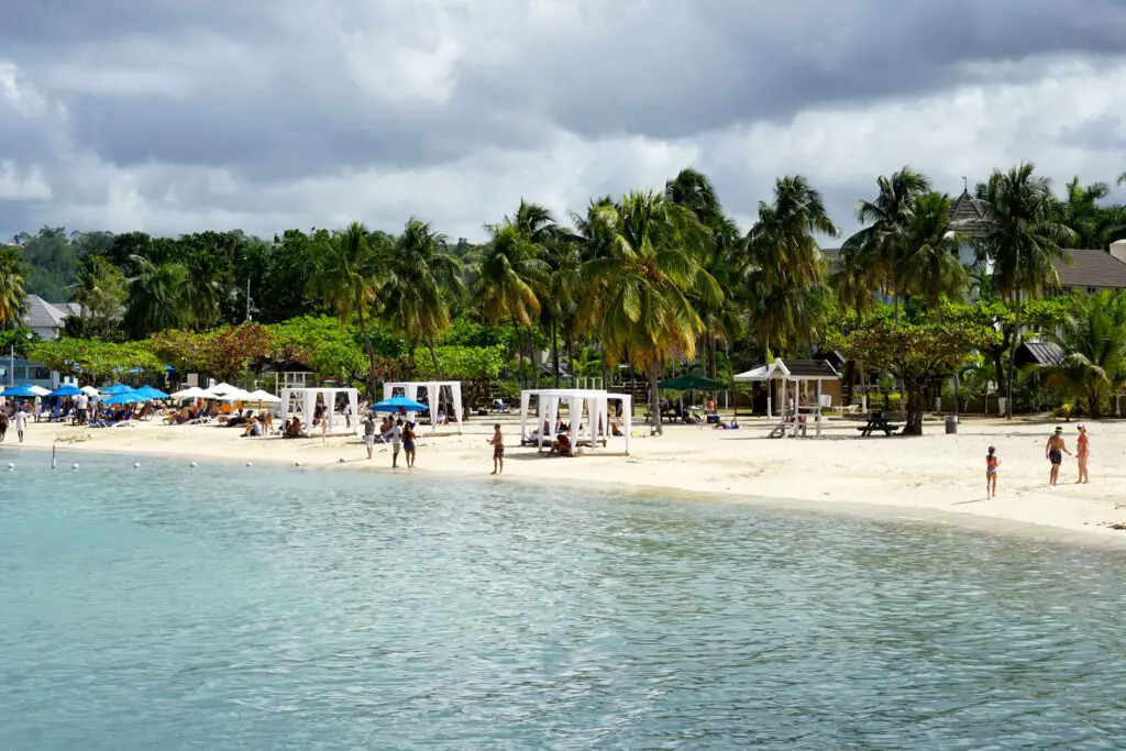 Der Strand Ocho Rios Bay auf Jamaika