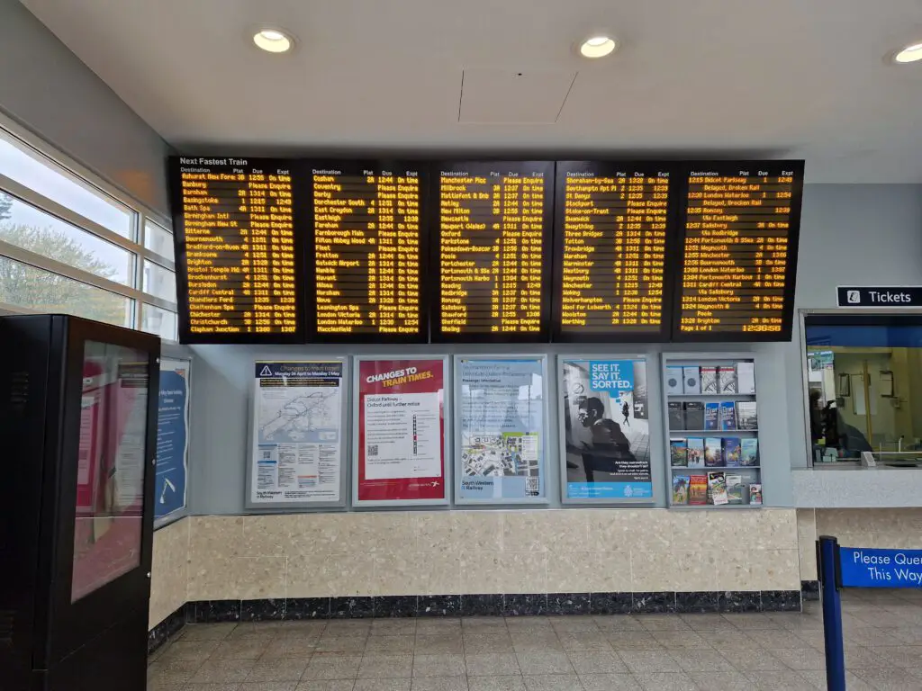 Anzeigetafel am Bahnhof in Southampton