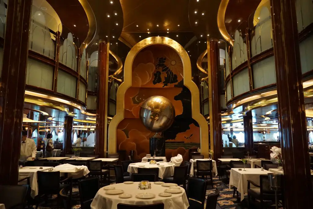 Britannia Club Restaurant auf dem Kreuzfahrtschiff Queen Victoria der Reederei Cunard Line