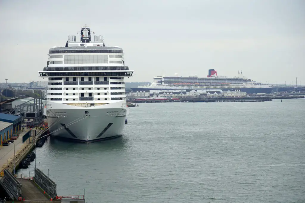 MSC Virtuosa und Queen Mary 2 im Hafen von Southampton