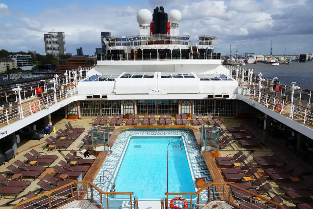 Pooldeck Cunard Queen Victoria