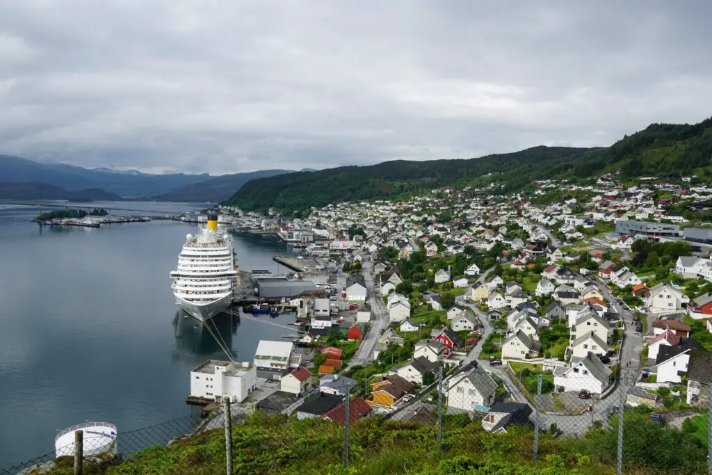 Blick auf die Hafenstadt Maloy in Norwegen