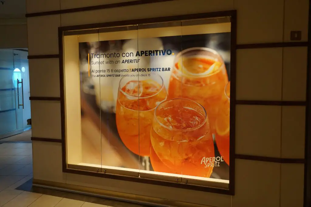 Werbung für die Aperol Spritz Bar auf dem Kreuzfahrtschiff Costa Firenze