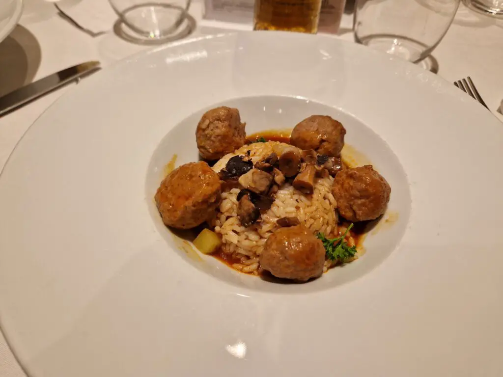 Essen im Restaurant auf dem Kreuzfahrtschiff Costa Firenze